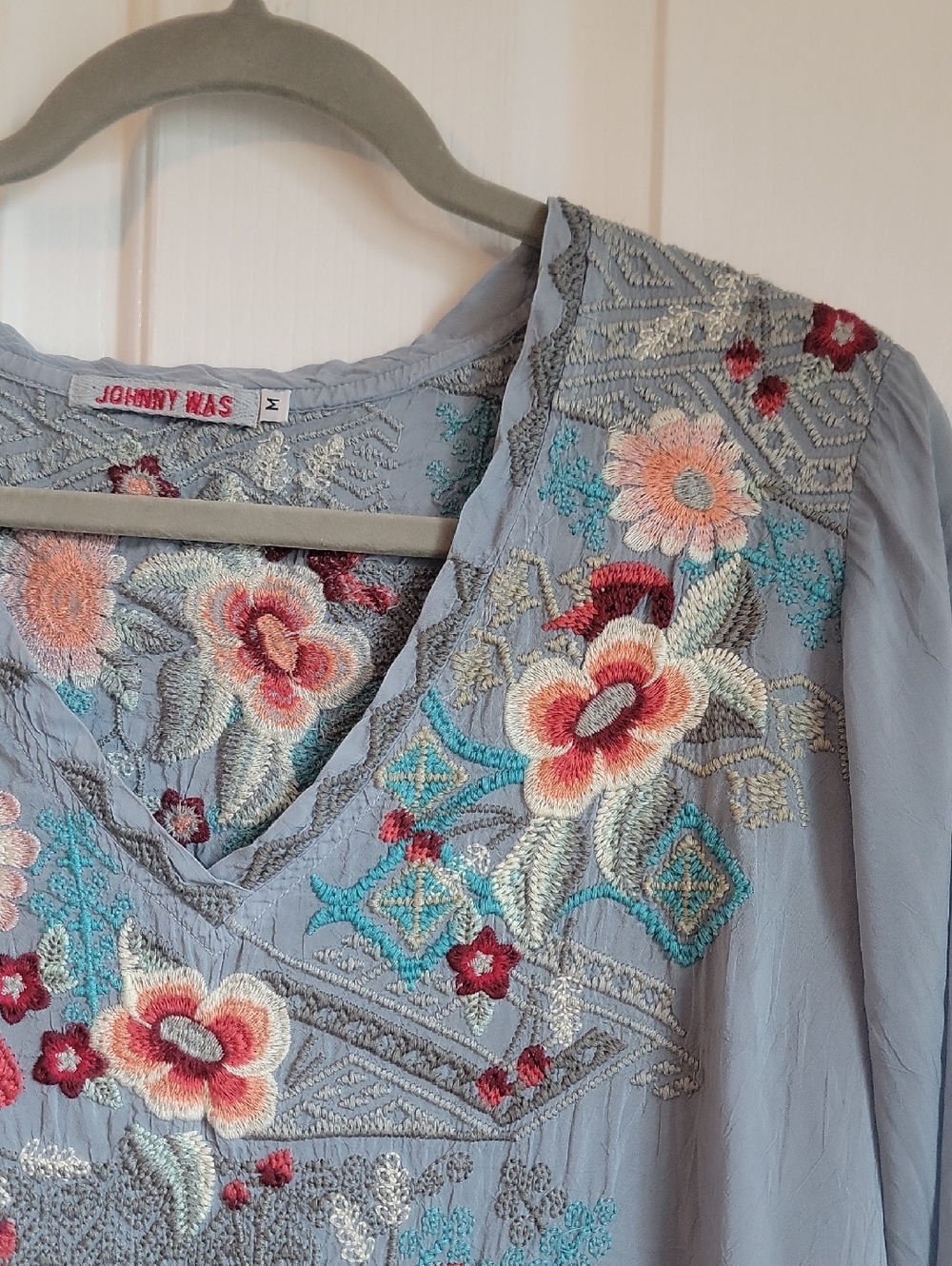 Johnny Was Light Blue Floral Embroidered V-Neck Women's Top Shirt Medium M Flaw - Picture 2 of 7